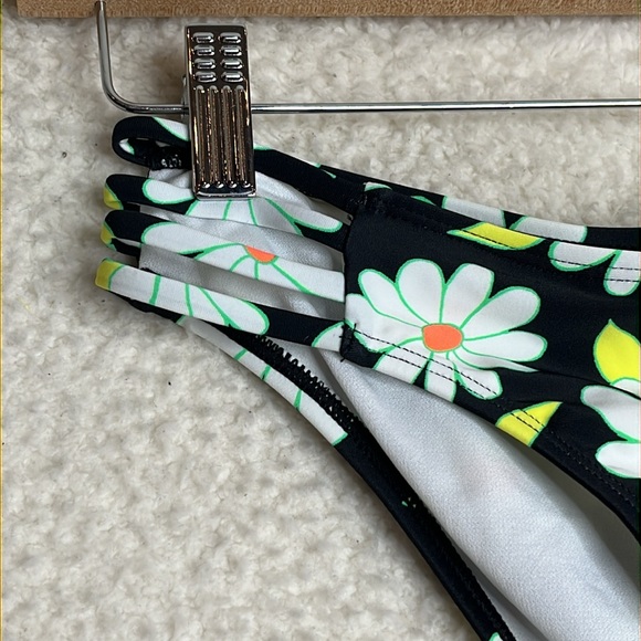 NWT SALT + COVE Women Daisy Floral Black Bikini Bottoms Swimsuit S Small - Picture 3 of 6